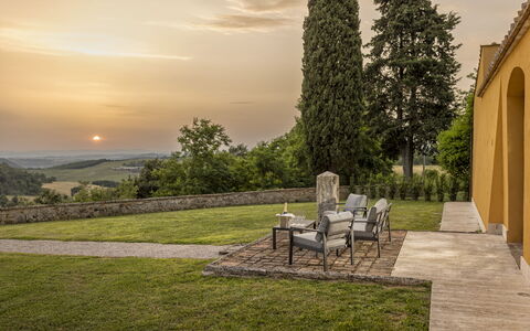 Villa Pianoia: Nuage, Plante, Ciel, Meubles, Chaise, Lot Terre, Lumière Du Soleil, Paysage Naturel, Arbre, Mobilier De Jardin