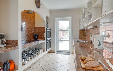 Saga: Design Intérieur, Sol, Comptoir, Plafond, Cuisine, Sol, Pièce, Tuile, Cabinetry, Appartement