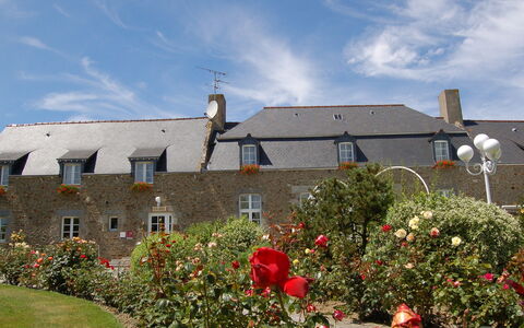 Le Studio: L'Eau, Nuage, Ciel, Bateau, Navire, Véhicule, Plante, Arbre, Plan D'Eau, Lac