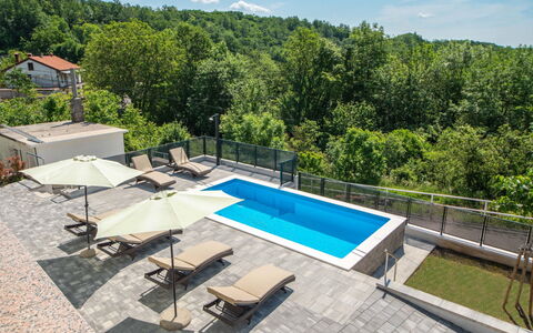 Nola: Ciel, Nuage, Piscine, Bâtiment, Mobilier De Jardin, Plante, Arbre, Ombre, Condominium, Design Urbain