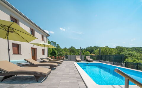 Nola: Ciel, L'Eau, Propriété, Plante, Bâtiment, Fenêtre, Bleu Azur, Piscine, Arbre, Mobilier De Jardin