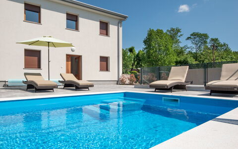 Nola: L'Eau, Ciel, Propriété, Bâtiment, Piscine, Bleu Azur, Fenêtre, Ombre, Architecture, Design Intérieur