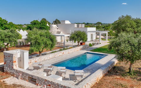 Trullo Under The Apulian Sky: Propriété, Ciel, Bâtiment, Plante, Arbre, Bleu Azur, L'Eau, Architecture, Piscine, Nuage