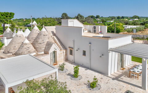 Trullo Under The Apulian Sky: Plante, Ciel, Bâtiment, Propriété, Fenêtre, Arbre, Maison, Lot Terre, Design Urbain