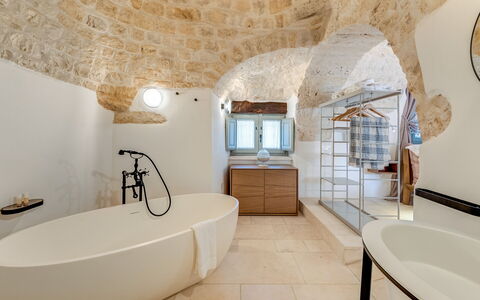Trullo Under The Apulian Sky: Baignoire, Luminaire Plomberie, Robinet, Miroir, Évier, Salle De Bains, Bois, Fenêtre, Design Intérieur, Sol