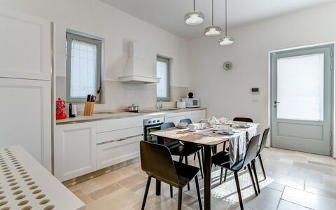 Trullo Under The Apulian Sky: Meubles, Table, Cabinetry, Comptoir, Fenêtre, Chaise, Bois, Design Intérieur, Cuisine, Architecture