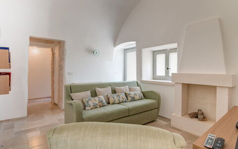 Trullo Under The Apulian Sky: Propriété, Canapé, Cadre, Confort, Bois, Design Intérieur, Sol, Sol, Salon