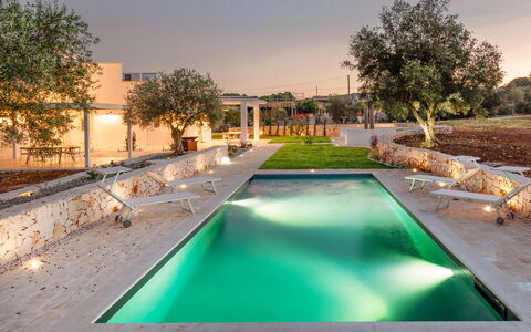 Trullo Under The Apulian Sky: L'Eau, Plante, Ciel, Propriété, Lumière, Bâtiment, Piscine, Arbre, Éclairage, Plan D'Eau