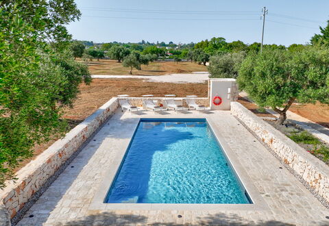 Trullo Under The Apulian Sky: L'Eau, Plante, Propriété, Ciel, Piscine, Bleu Azur, Rectangle, Arbre, Herbe, Plan D'Eau