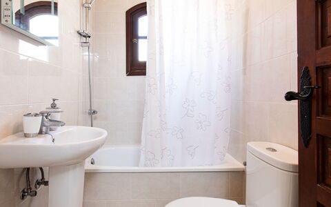 Las Golondrinas: Luminaire Plomberie, Propriété, Robinet, Évier, Blanc, Salle De Bains, Lavabo, Miroir, Noir, Violet