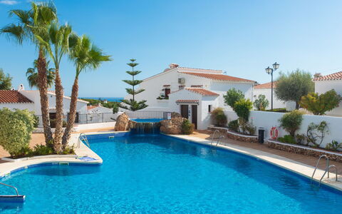 Las Golondrinas: L'Eau, Ciel, Plante, Propriété, Bâtiment, Piscine, Bleu, Arbre, Mobilier De Jardin, Maison