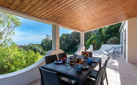 Villa Bruzzi: Table, Meubles, Chaise, Ombre, Nappe De Table, Immobilier, Bois, Arbre, Mobilier De Jardin, Loisir