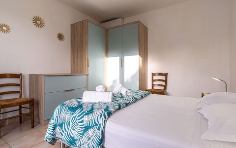 Villa Bruzzi: Meubles, Design Intérieur, Chambre, Lit, Sol, Drap De Lit, Sol, Bois, Literie, Linge