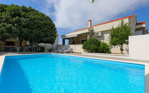 Karlo: Bleu, Piscine, Recours, Loisir, Ombre, Villa, Eco Hôtel, Hôtel, Ville Resort