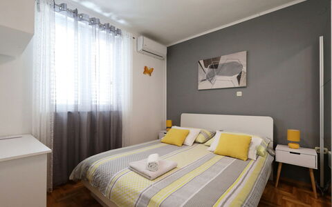 Karlo: Lit, Meubles, Design Intérieur, Chambre, Literie, Drap De Lit, Sol, Sol, Pièce, Linge