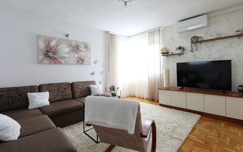 Karlo: Meubles, Design Intérieur, Canapé, Sol, Mur, Sol, Salon, Pièce, Bois, Télévision