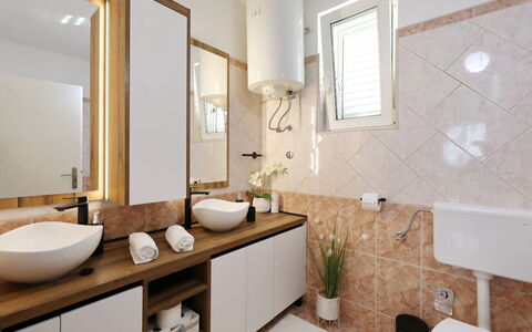 Karlo: Design Intérieur, Évier, Lavabo, Luminaire Plomberie, Sol, Comptoir, Salle De Bains, Sol, Miroir, Bois