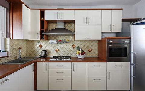 Karlo: Cuisine, Cabinetry, Appareil De Cuisine, Principaux Appliance, Comptoir, Bois, Sol, Cuisinière, Meubles, Le Fourneau