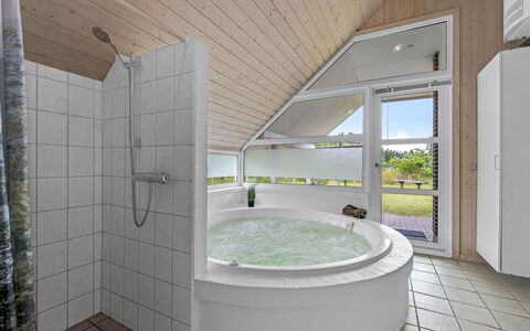 Annlis - 4Km from the Sea: Luminaire Plomberie, Baignoire, Sol, Plafond, Design Intérieur, Sol, Plomberie, Salle De Bains, Robinet, Verre