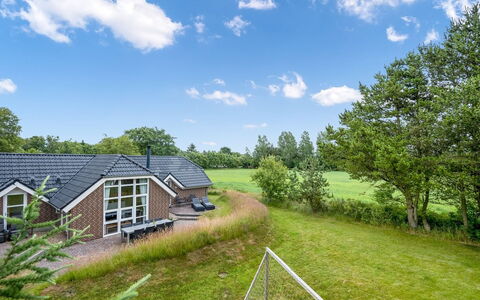 Annlis - 4Km from the Sea: Herbe, Chalet, Domicile, Lot Terre, Toit, Zone Rurale, Pelouse, Couverture De Sol, Jardin