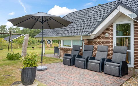 Annlis - 4Km from the Sea: Mobilier De Jardin, Meubles, Chaise, Parapluie, Patio, Jardin, Tableau De Plein Air, Ombre, Cour, Accoudoir