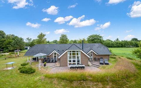 Annlis - 4Km from the Sea: Maison, Chalet, Toit, Batiments Jardin, Ombre, Cabanon, Arrière-Cour, Mobilier De Jardin, Cour, Pelouse