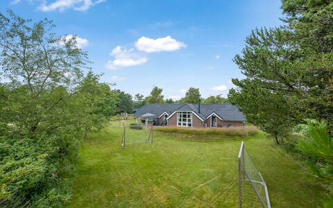 Annlis - 4Km from the Sea: Maison, Chalet, Toit, Batiments Jardin, Ombre, Cabanon, Arrière-Cour, Mobilier De Jardin, Cour, Pelouse