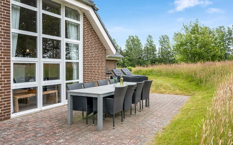 Annlis - 4Km from the Sea: Maison, Chalet, Toit, Batiments Jardin, Ombre, Cabanon, Arrière-Cour, Mobilier De Jardin, Cour, Pelouse