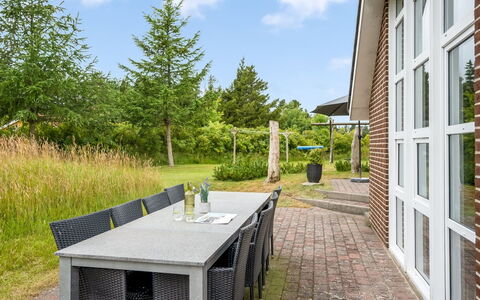 Annlis - 4Km from the Sea: Maison, Chalet, Toit, Batiments Jardin, Ombre, Cabanon, Arrière-Cour, Mobilier De Jardin, Cour, Pelouse