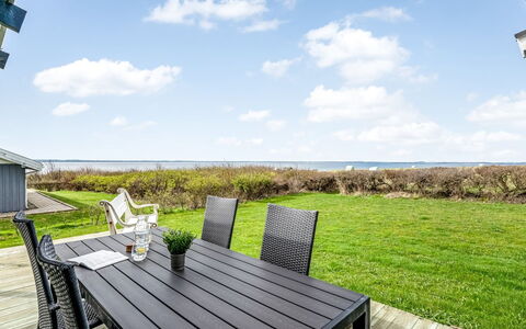 Kirsa - 200M to the Fjord: Toit, Maison, Lot Terre, Domicile, Chalet, Biens, Batiments Jardin, Ombre, Cabane En Rondins, Aménagement Paysager