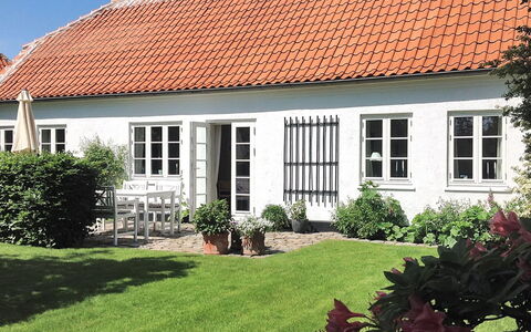 Tede - 300M from the Sea: Sol, Design Intérieur, Bois, Sol, Escaliers, Plafond, Tache De Bois, Parquet, Dur, Balustrade
