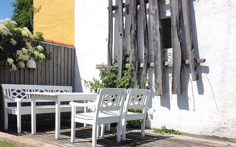 Tede - 300M from the Sea: Sol, Design Intérieur, Bois, Sol, Escaliers, Plafond, Tache De Bois, Parquet, Dur, Balustrade
