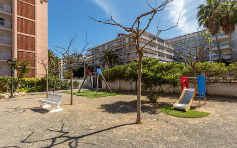 Arquus: Nuage, Plante, Bâtiment, Ciel, Fenêtre, Lot Terre, Design Urbain, Ombre, Arbre, Quartier