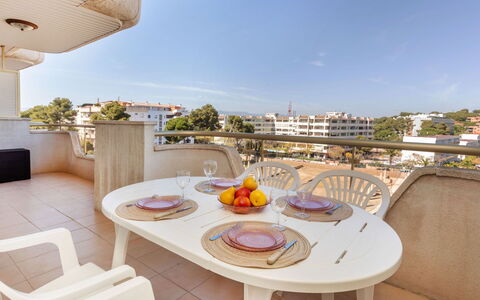 Arquus: Ciel, Table, Meubles, Propriété, Vaisselle, Bâtiment, Chaise, Mobilier De Jardin, Aliments, Design Intérieur