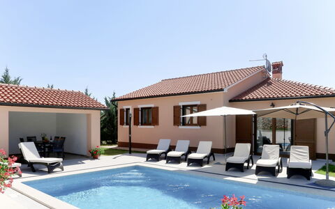 Dori: Ciel, Plante, L'Eau, Propriété, Bâtiment, Bleu Azur, Piscine, Ombre, Architecture, Fenêtre