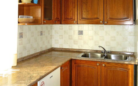 Pula Rakalj 129: Marron, Cabinetry, Comptoir, Propriété, Meubles, Blanc, Cuisine, Tiroir, Bois, Bâtiment