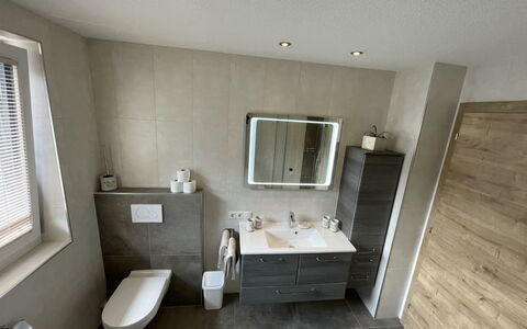 Aiko: Miroir, Robinet, Luminaire Plomberie, Évier, Lavabo, Fenêtre, Salle De Bains, Blind Fenêtre, Design Intérieur, Bâtiment