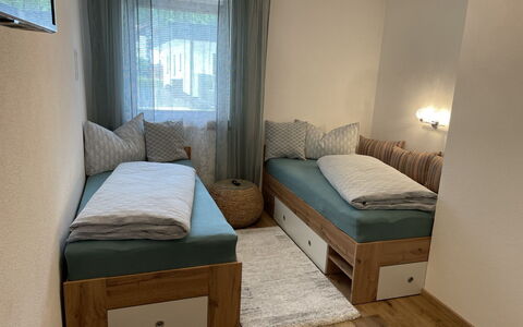 Aiko: Meubles, Propriété, Fenêtre, Cabinetry, Confort, Bâtiment, Bois, Cadre De Lit, Tiroir