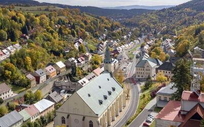 Jachymov 250: Ciel, Propriété, Bâtiment, Neige, Fenêtre, Bois, Pente, Maison, Arbre
