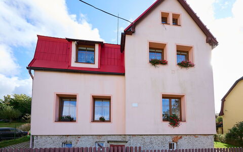 Formanka: Nuage, Ciel, Bâtiment, Propriété, Fenêtre, Plante, Maison, Bois, Clôture