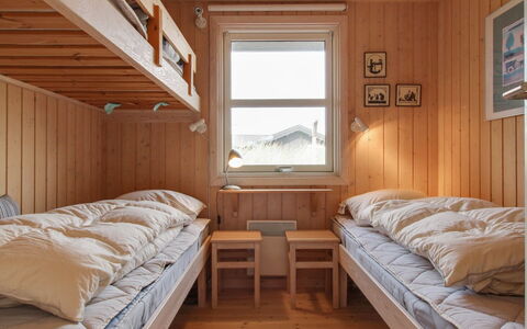 Eunike - 220M from the Sea: Bois, Lit Superposé, Chambre, Lit, Drap De Lit, Literie, Cadre De Lit, Tache De Bois, Dortoir, Dur