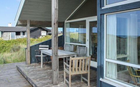 Eunike - 220M from the Sea: Bois, Porche, Domicile, Chalet, Dur, Planche, Plate-Forme, Ombre, Tache De Bois, Siding