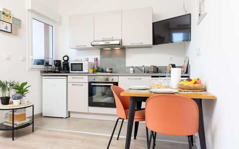 Résidence de L'Hermine: Meubles, Design Intérieur, Sol, Comptoir, Cuisine, Pièce, Appareil De Cuisine, Sol, Chaise, Cabinetry