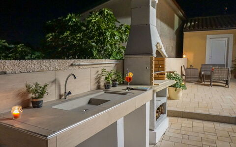 Villa Dora: Robinet, Propriété, Plante, Évier, Comptoir, Bois, Luminaire Plomberie, Cuisine, Sol, Sol