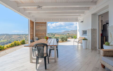 Orizzonte Holidays: Vaisselle, Ciel, Table, Propriété, Plante, Meubles, Bâtiment, Nuage, Vaisselle, Coupe