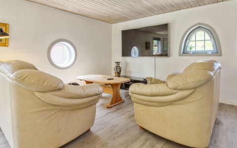 Aku - 24Km from the Sea: Design Intérieur, Sol, Mur, Meubles, Bois, Sol, Canapé, Plafond, Salon, Parquet