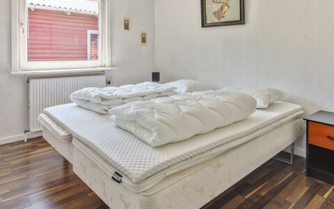 Aku - 24Km from the Sea: Lit, Meubles, Chambre, Sol, Bois, Drap De Lit, Sol, Literie, Design Intérieur, Linge