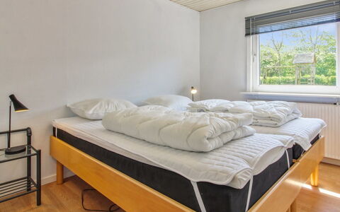 Aku - 24Km from the Sea: Lit, Chambre, Design Intérieur, Bois, Sol, Drap De Lit, Plafond, Sol, Literie, Meubles