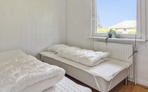 Aku - 24Km from the Sea: Lit, Chambre, Sol, Meubles, Bois, Drap De Lit, Literie, Design Intérieur, Sol, Pièce