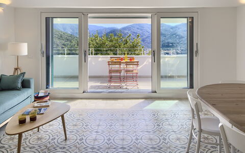 Casa Grande Mare - Levanto: Meubles, Propriété, Bâtiment, Table, Fenêtre, Bleu Azur, Bois, Design Intérieur, Salon